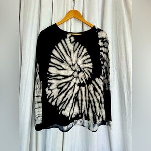T PARTY Xtra Soft Black/White Swirl Crew Long Sleeve Sweater /Sweatshirt Large